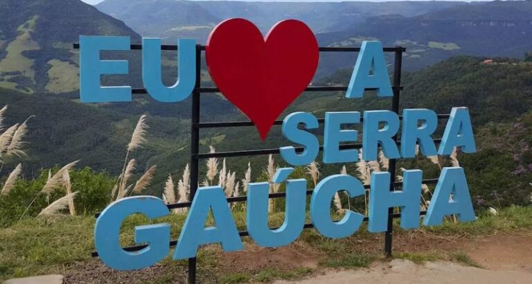 letreiro eu amo a serra gaúcha em azul e a palavra amor é um coração vermelho