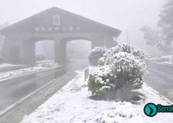 Pórtico de Gramado com neve